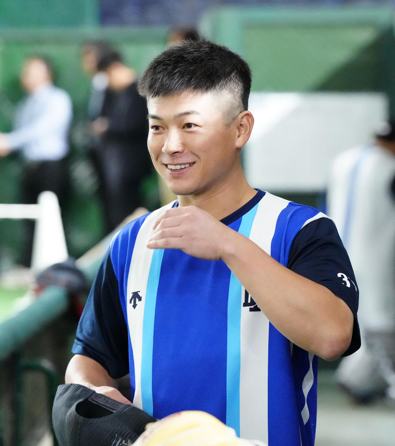 巨人対DeNA　試合前、ベンチで笑顔を見せるDeNA柴田（撮影・江口和貴）