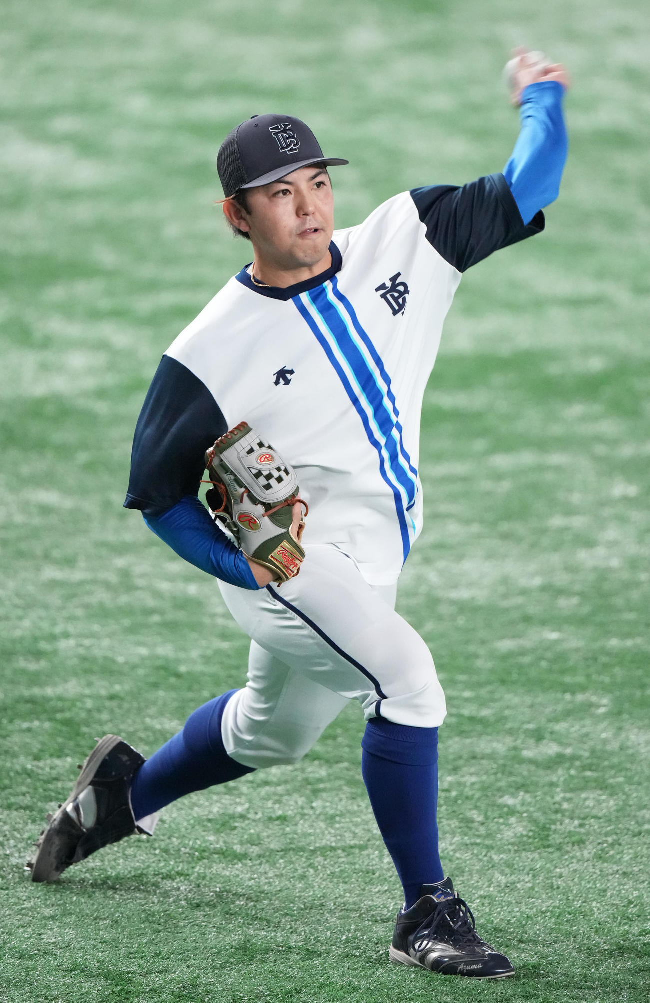 巨人対DeNA　試合前練習でキャッチボールするDeNA東（撮影・鈴木みどり）