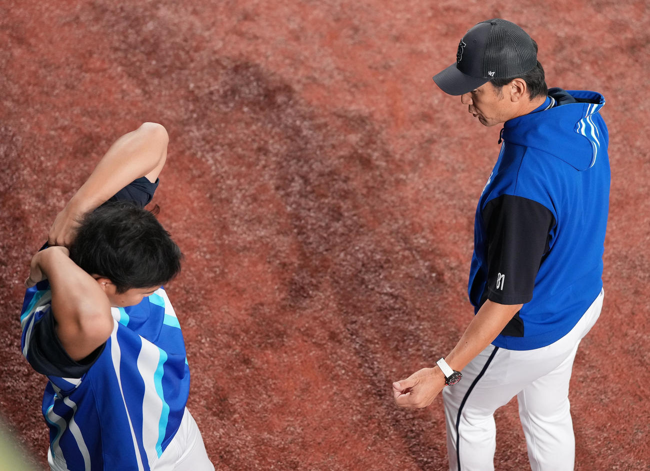巨人対DeNA　試合前練習で山崎（左）に声をかけるDeNA三浦監督（撮影・鈴木みどり）