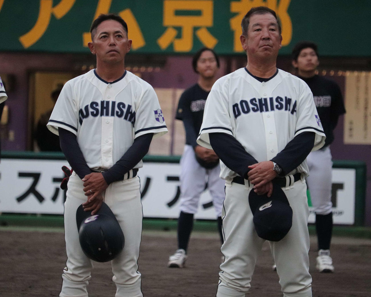 同大対立命大1回戦　同大の花野巧監督（右）と竹川智之コーチ