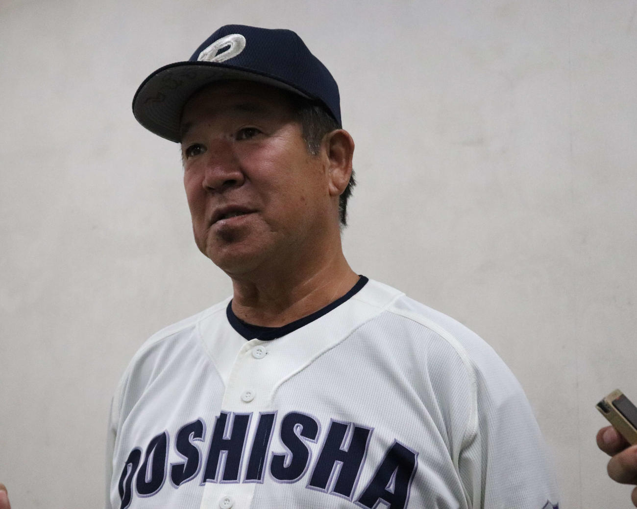 同大対立命大1回戦　試合後に取材に応じた同大の花野巧監督