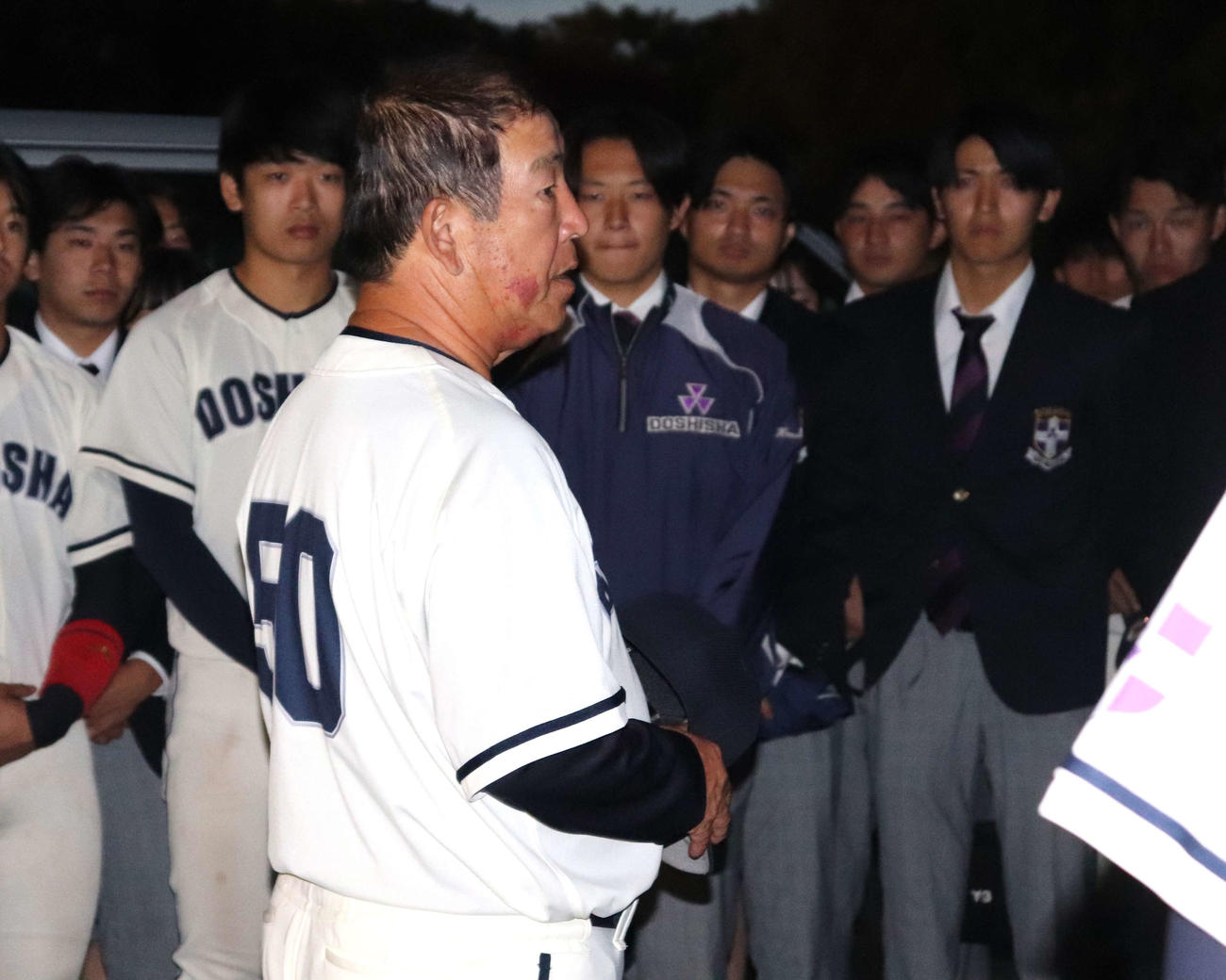 同大対立命大1回戦　部員たちへ最後の挨拶をする、同大の花野監督