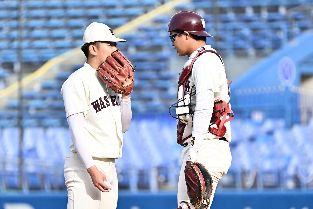 明大対早大　7回表、マウンド上で話す早大先発の伊藤樹（左）と印出（撮影・滝沢徹郎）