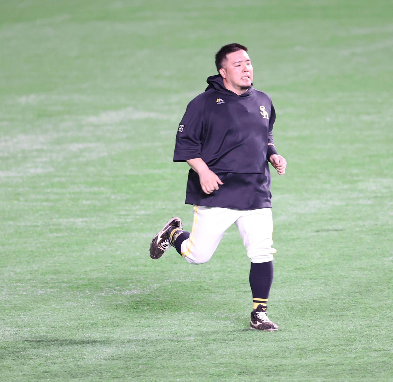 打撃練習を終えた山川は外野を軽めにランニング（撮影・梅根麻紀）