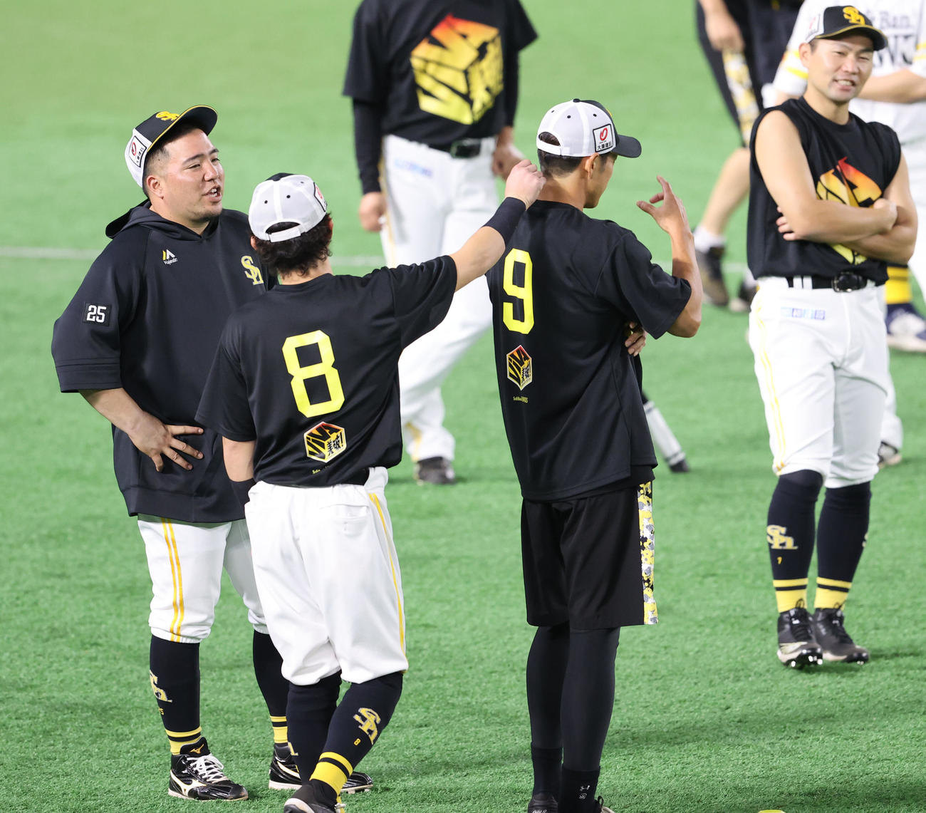 練習前に柳田の襟足について話をする山川（左）と牧原大（撮影・梅根麻紀）