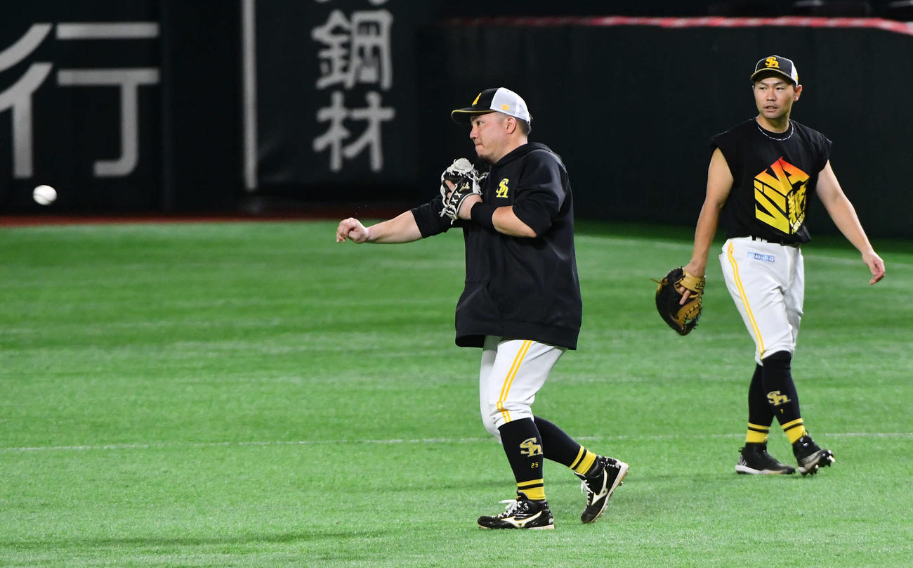 ノックを受ける行う山川（左）と中村晃（撮影・岩下翔太）
