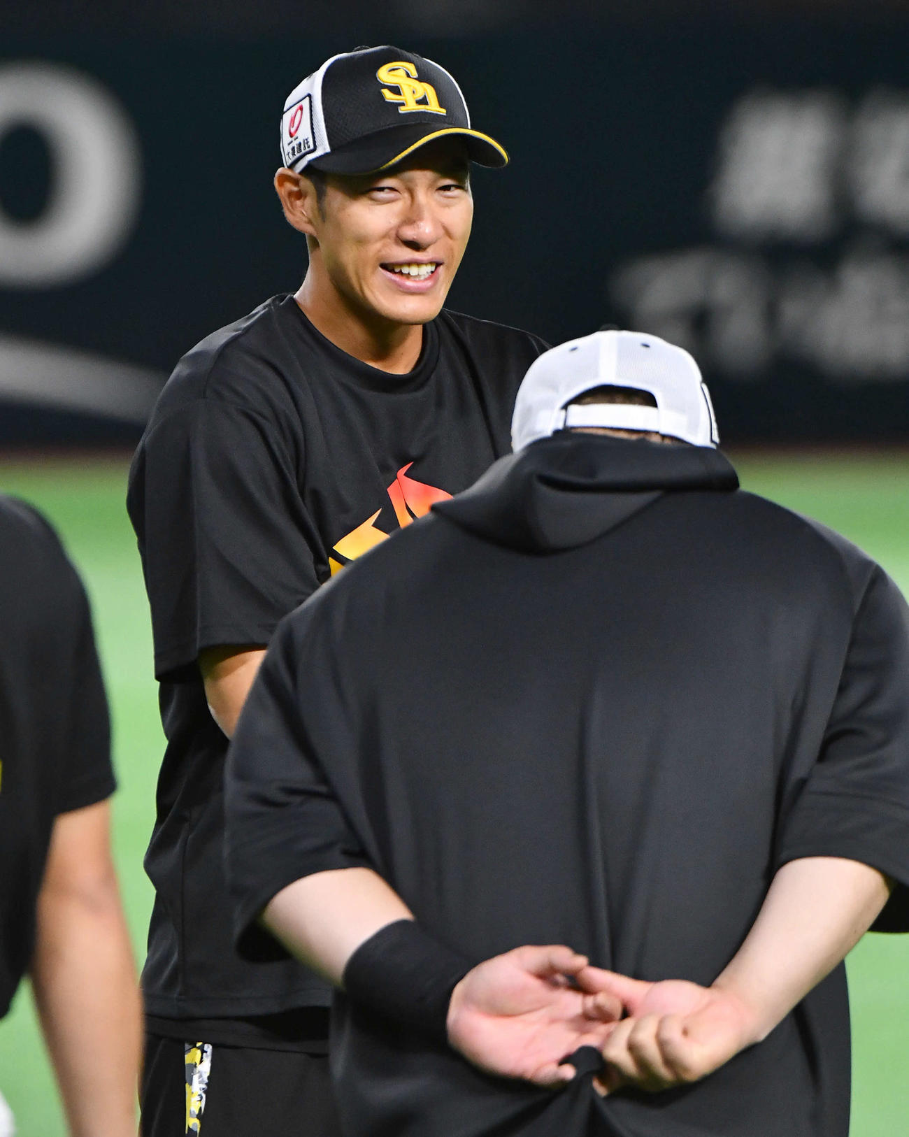 山川（手前）と談笑する柳田（撮影・岩下翔太）