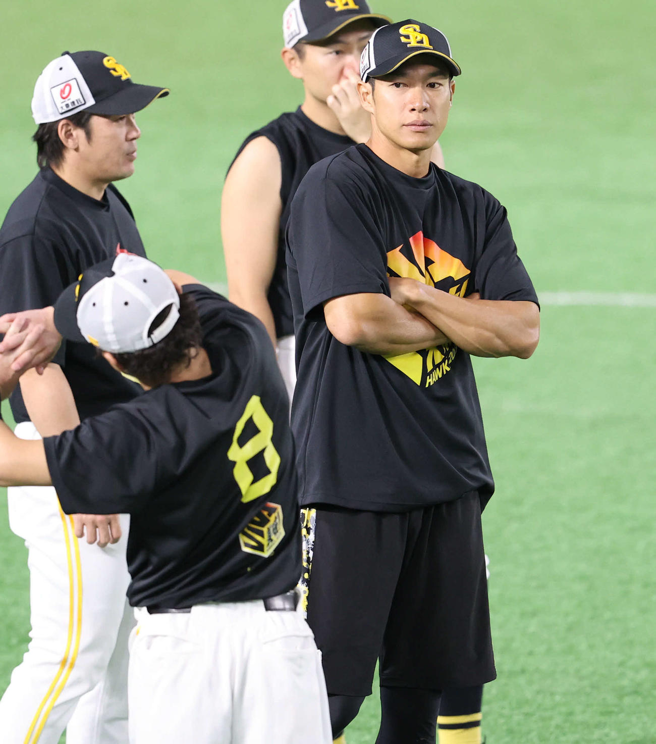 練習前に牧原大（左）と話をする柳田（撮影・梅根麻紀）