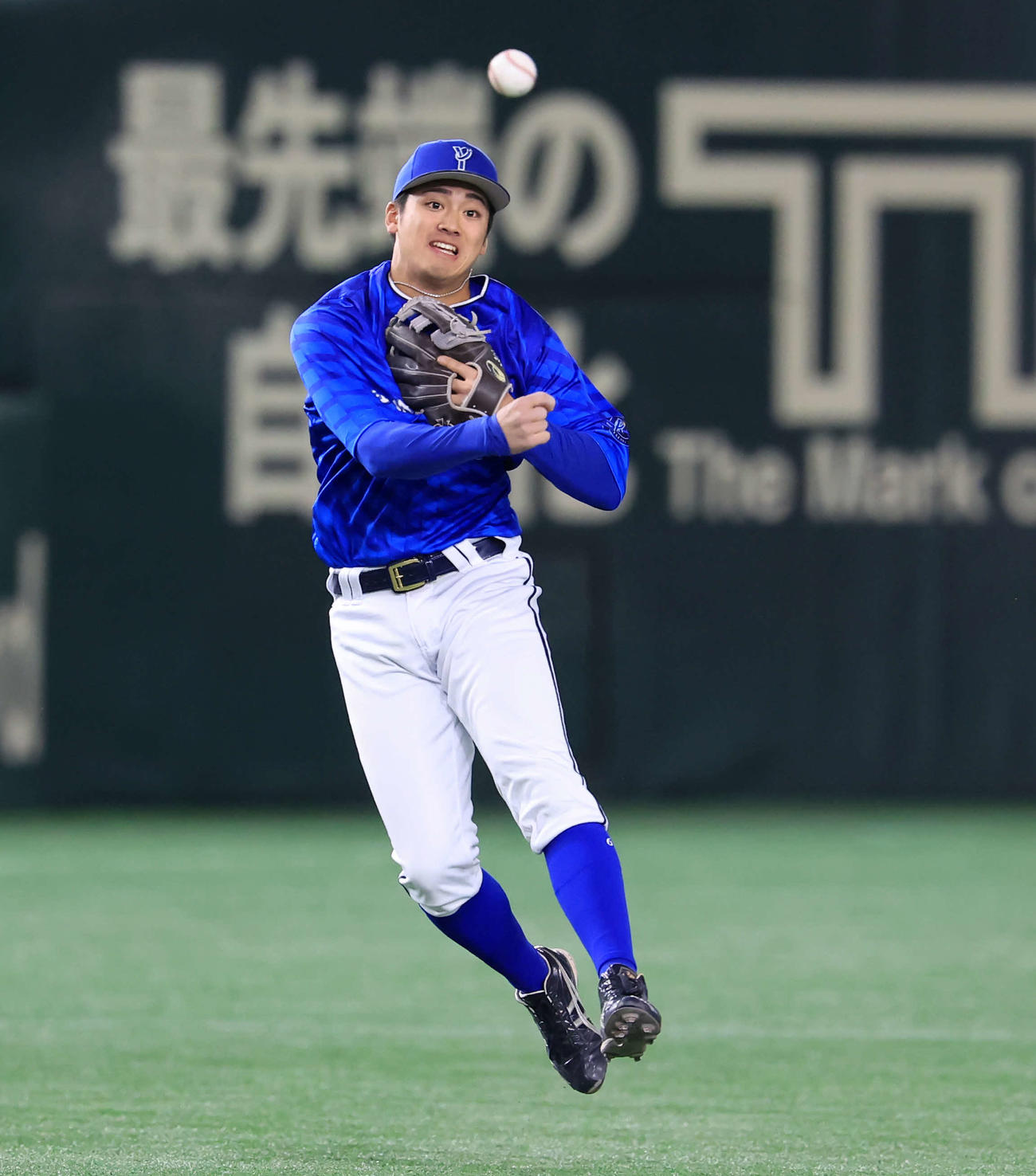 巨人対DeNA 1回裏巨人2死一、二塁、ヘルナンデスの打球を一塁悪送球して先制点を献上する森（撮影・浅見桂子）