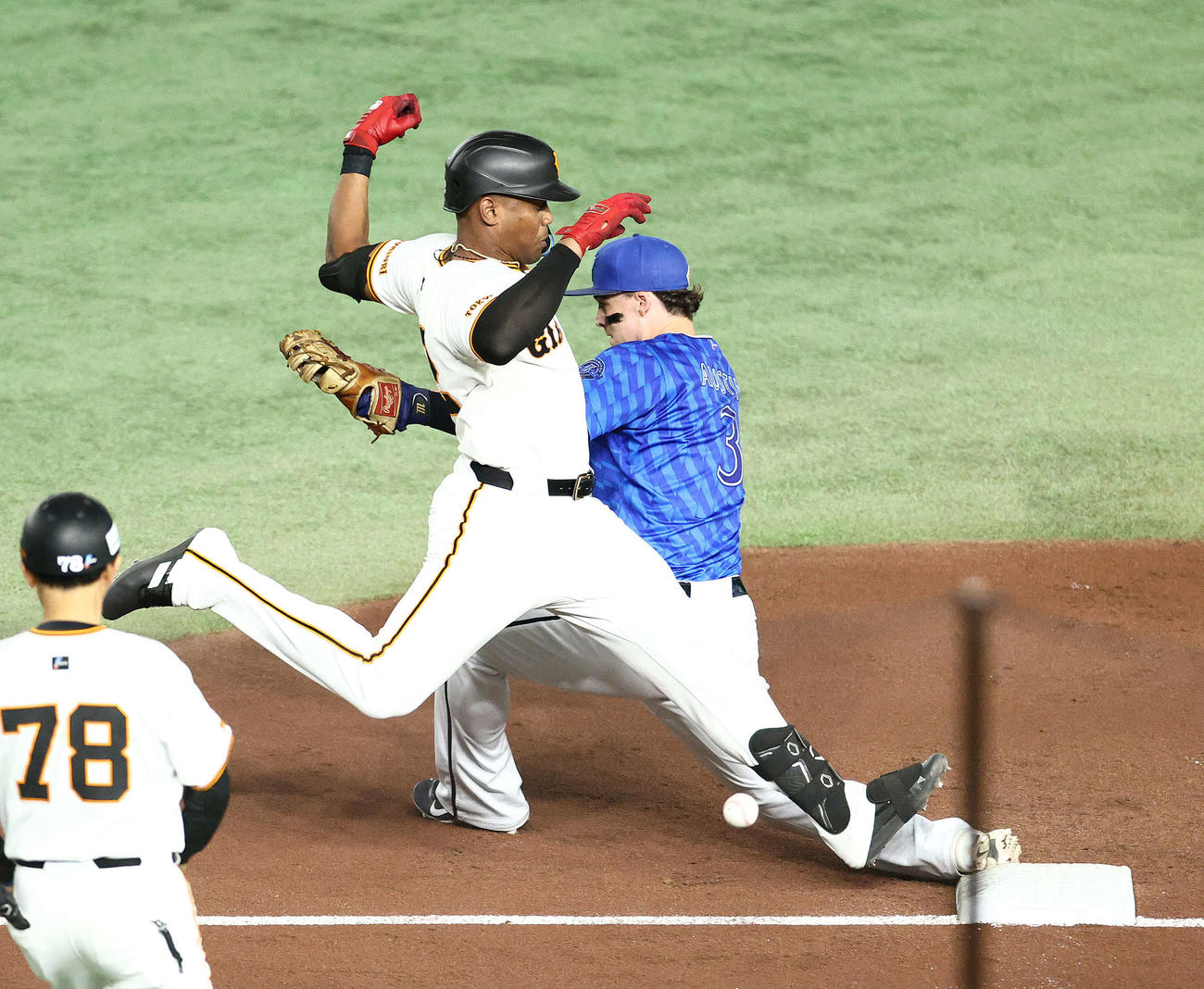 巨人対DeNA 1回裏巨人2死一、二塁、森敬の悪送球で出塁するヘルナンデス。一塁手オースティン（撮影・河田真司）
