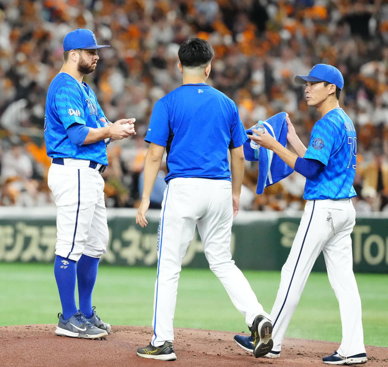 巨人対DeNA 1回裏、マウンドで激励を受けるDeNA先発のケイ（左）（撮影・江口和貴）