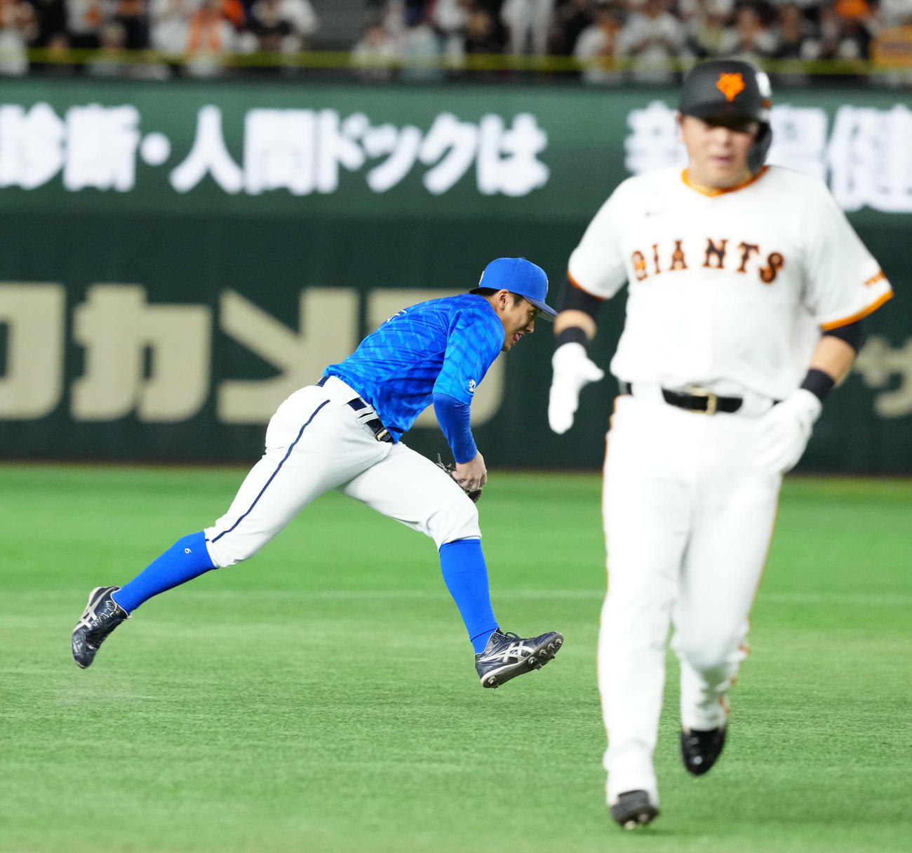 巨人対DeNA 1回裏巨人2死一、二塁、ヘルナンデスの遊ゴロを処理するも一塁へ悪送球した森敬（撮影・江口和貴）