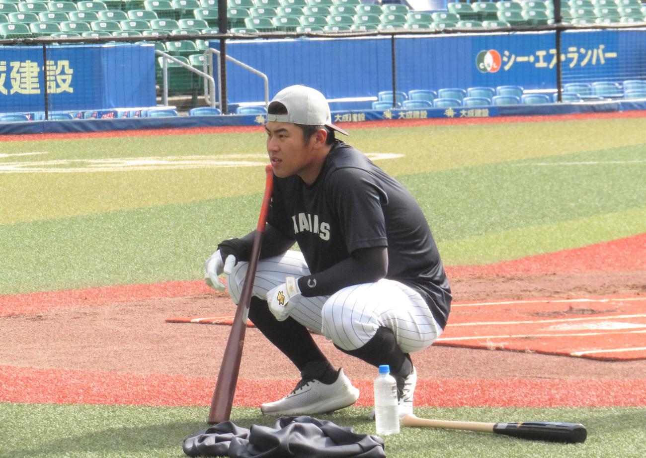 真剣な表情で打撃練習をおこなう松川（撮影・星夏穂）