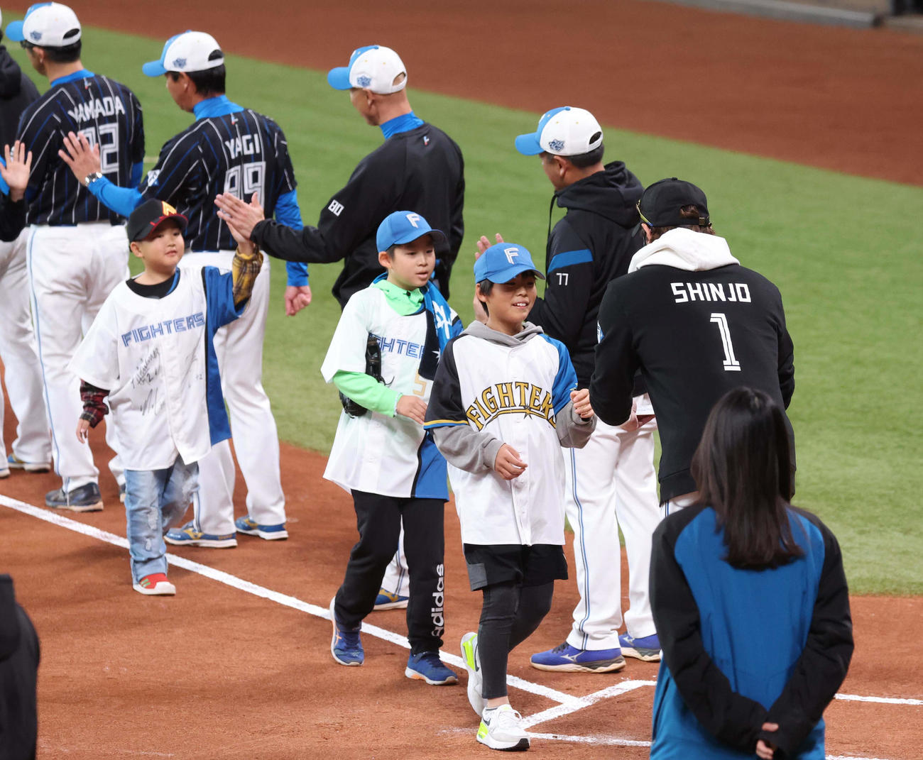 手締めに参加したファンにサイン色紙を渡す新庄監督（2023年11月12日撮影）