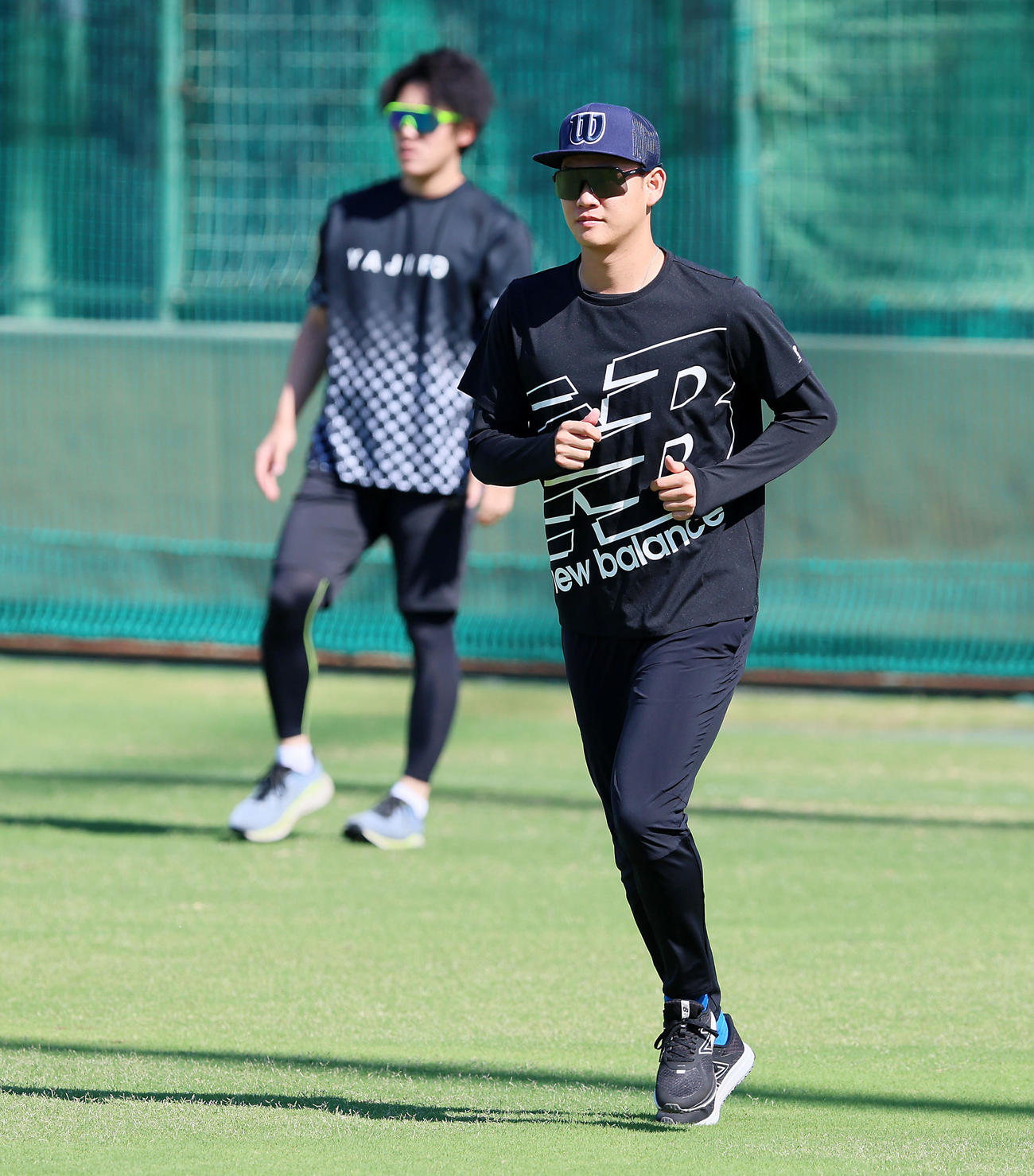 外野でランニングする及川。左は富田（撮影・加藤哉）