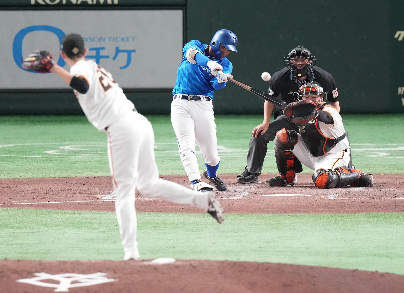 巨人対DeNA 5回表DeNA無死一塁、右適時三塁打を放つ森敬。投手戸郷（撮影・鈴木みどり）