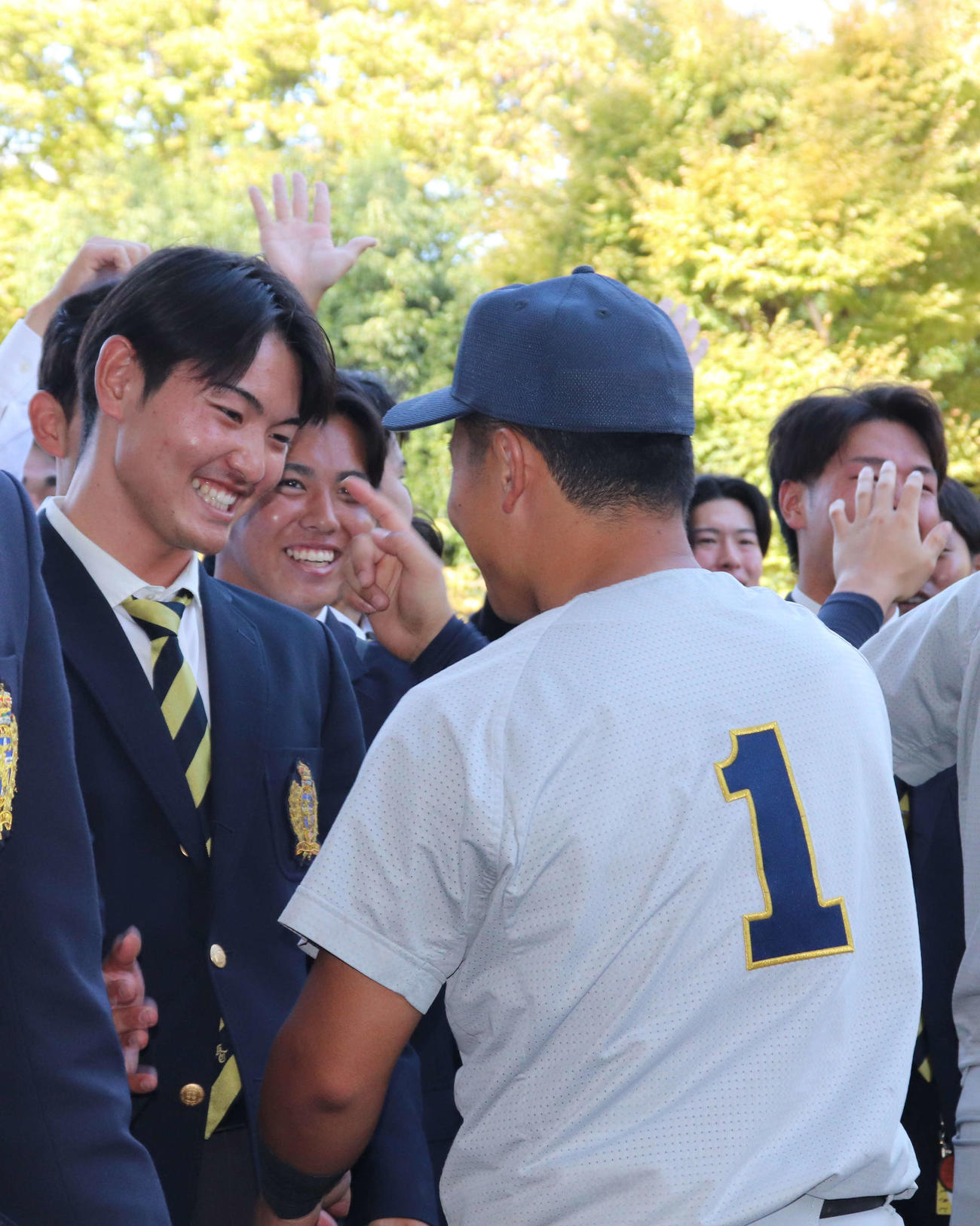 関学大対京大1回戦　優勝し、試合後ナインに出迎えられた関学大の背番号1主将・小川