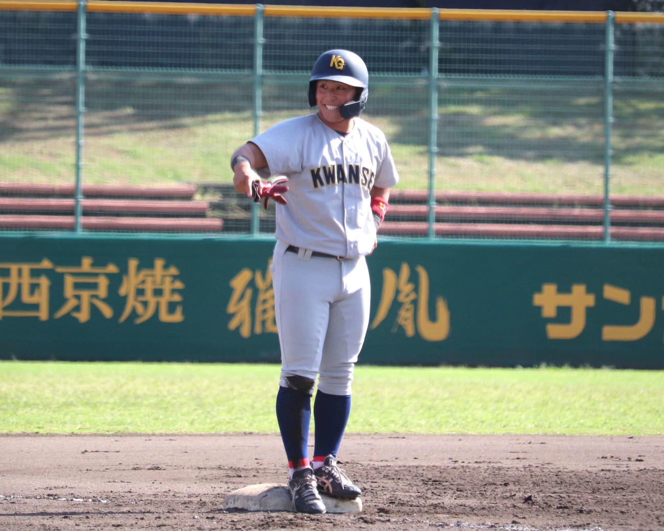 関学大対京大　9回１死満塁、右中間を割る適時三塁打を放った関学大・山畑