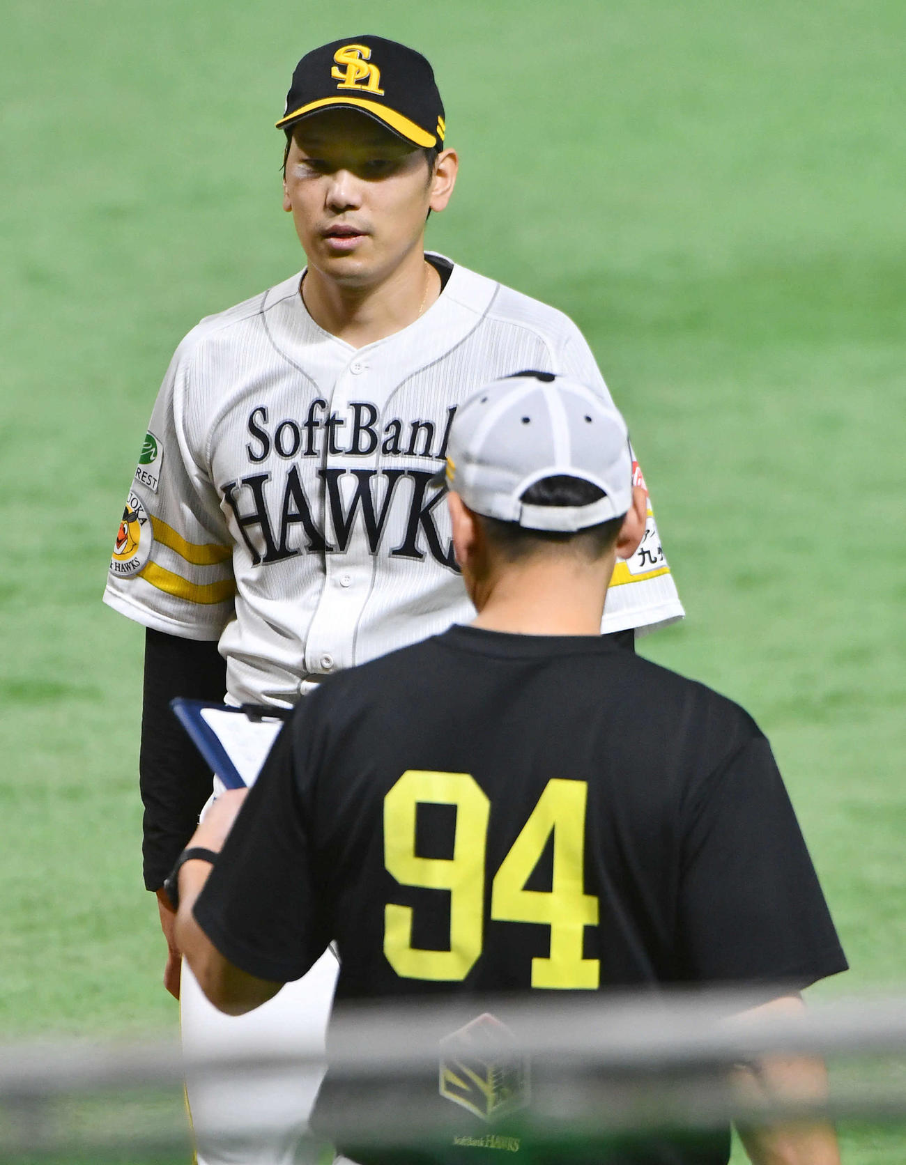 ライブBPを終えて倉野コーチ（右）と話す石川（撮影・岩下翔太）