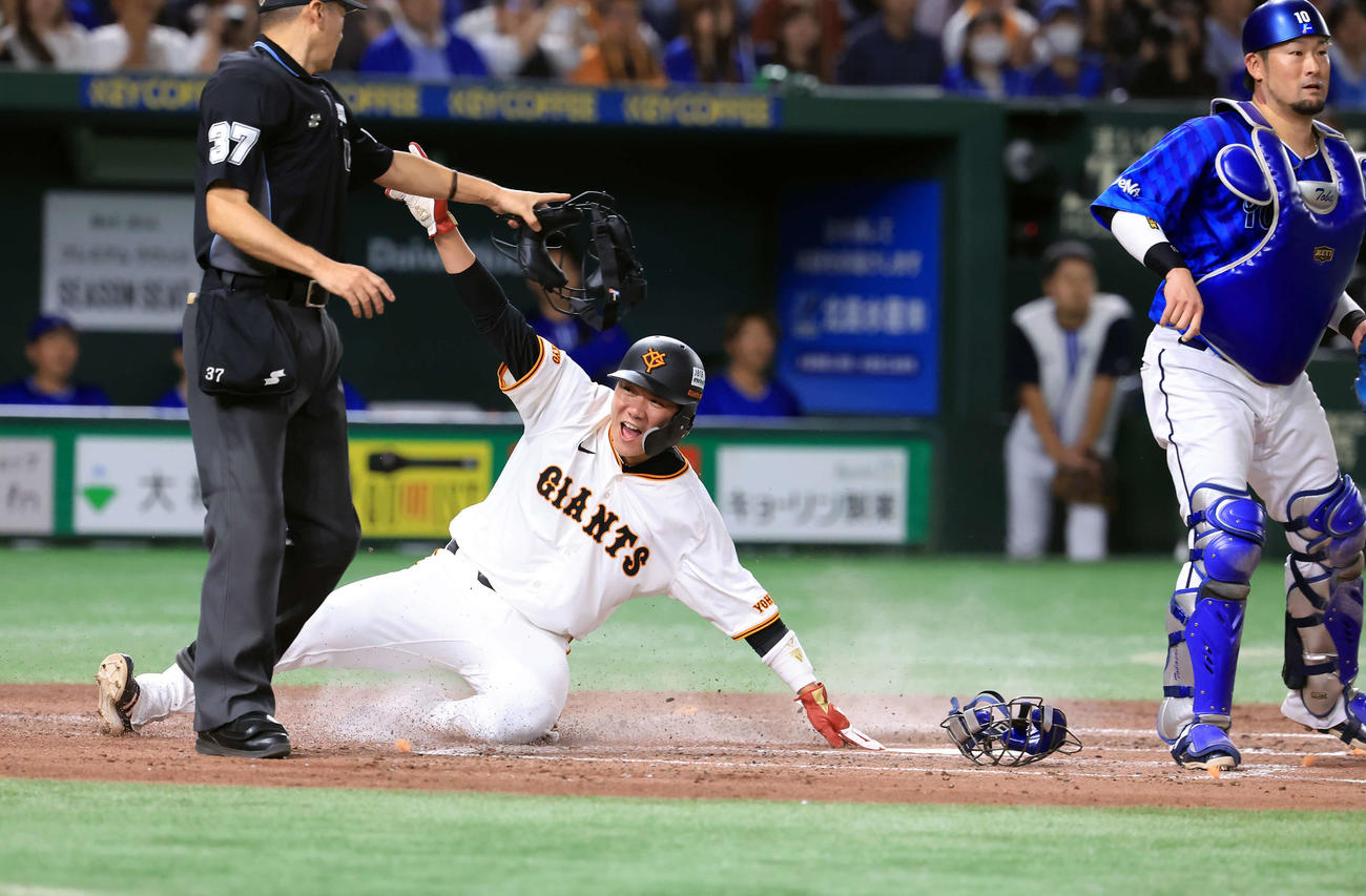 巨人対DeNA 4回裏巨人1死一、三塁、戸郷のスクイズで生還する坂本。捕手戸柱（撮影・浅見桂子）