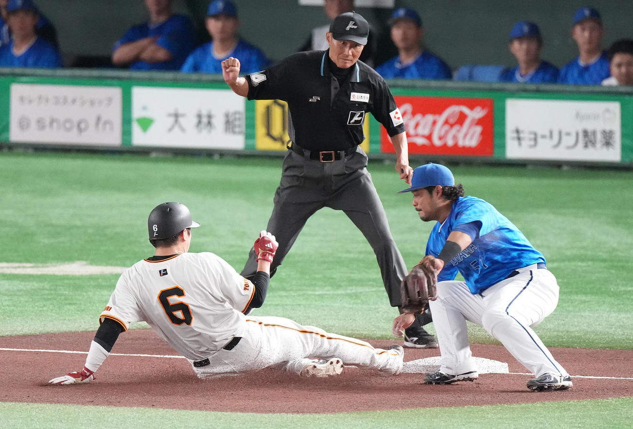 巨人対DeNA 4回裏巨人無死二塁、中山の左飛で三進する二塁走者坂本。三塁手宮崎（撮影・鈴木みどり）