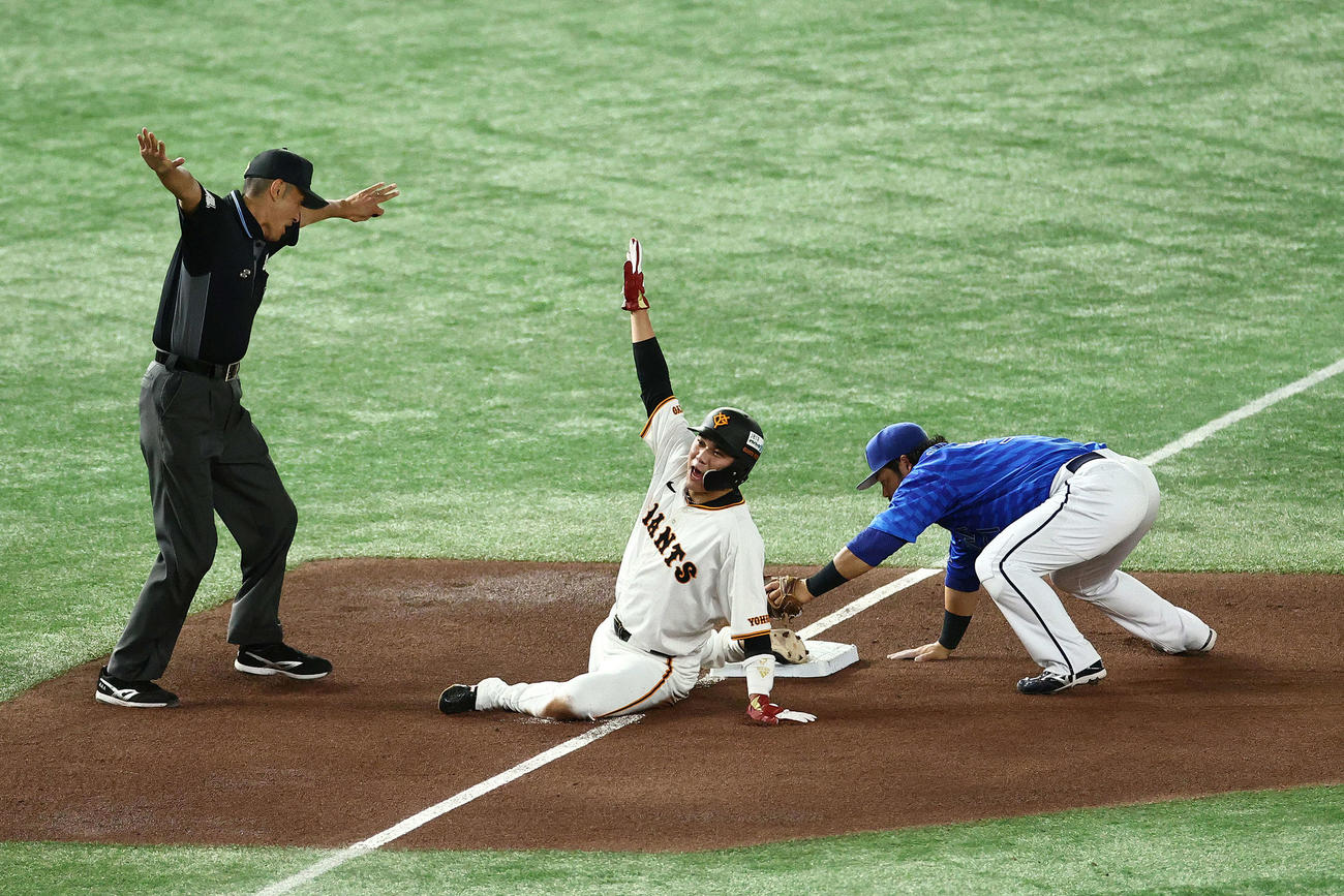 巨人対DeNA 4回裏巨人無死二塁、中山の左飛から三塁に進塁する坂本。三塁手宮崎（撮影・河田真司）