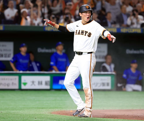 巨人】坂本勇人再び激走で追加点 二塁打から左飛タッチアップで三塁へ