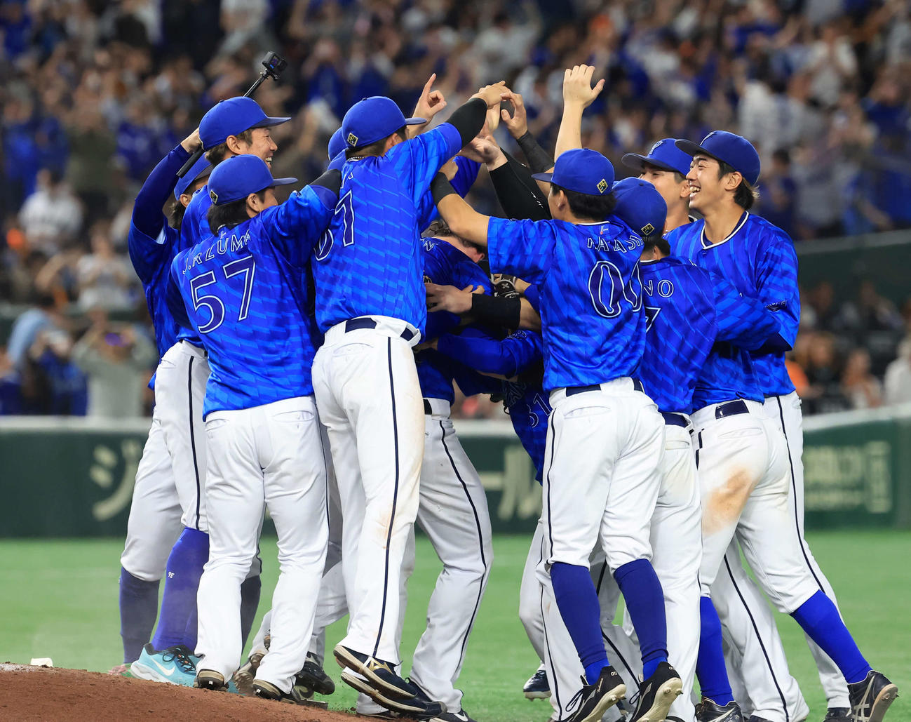 巨人対DeNA　日本シリーズ進出を決め喜ぶDeNAの選手たち（撮影・浅見桂子）