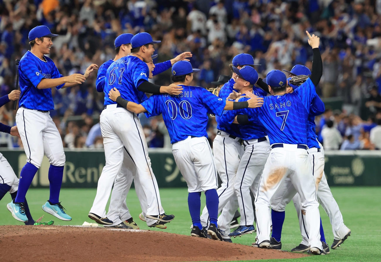 巨人対DeNA　日本シリーズ進出を決め喜ぶDeNAの選手たち（撮影・浅見桂子）