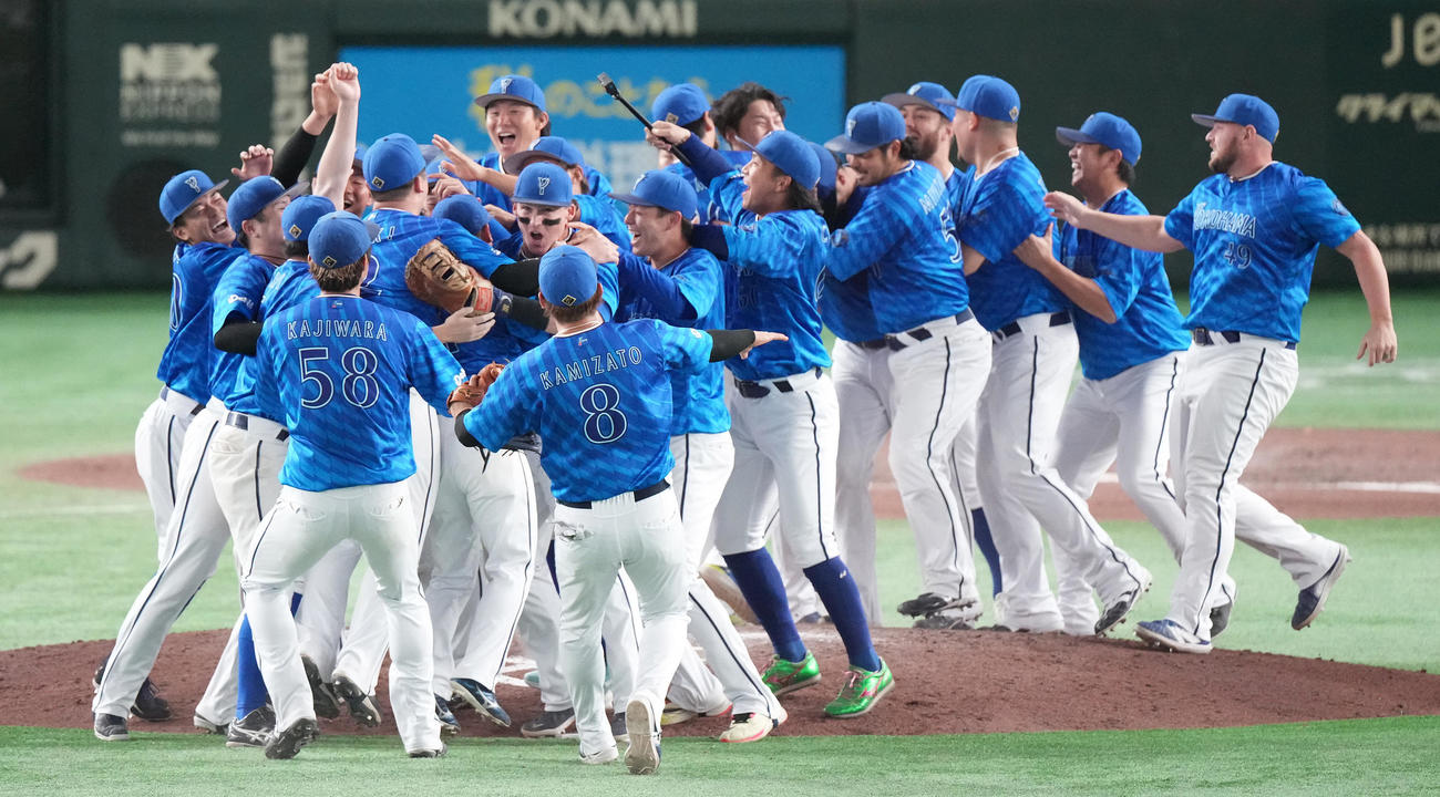 巨人対DeNA　巨人に勝利し日本シリーズ進出を決め、歓喜するDeNAナイン（撮影・鈴木みどり）