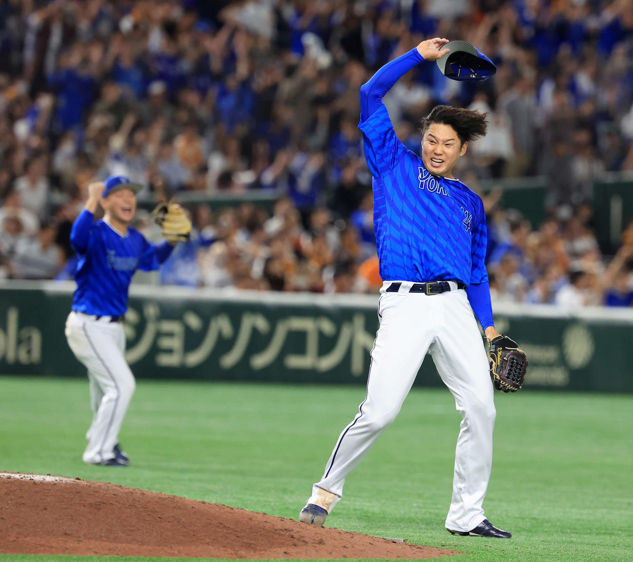 巨人対DeNA　日本シリーズ進出を決め喜ぶDeNA森原（右）（撮影・浅見桂子）