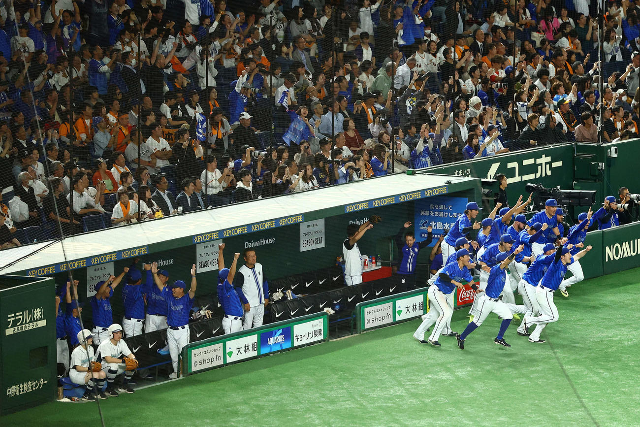 巨人対DeNA　巨人に勝利し日本シリーズ進出を決め、ベンチからマウンドに向かうDeNAの選手たち（撮影・河田真司）