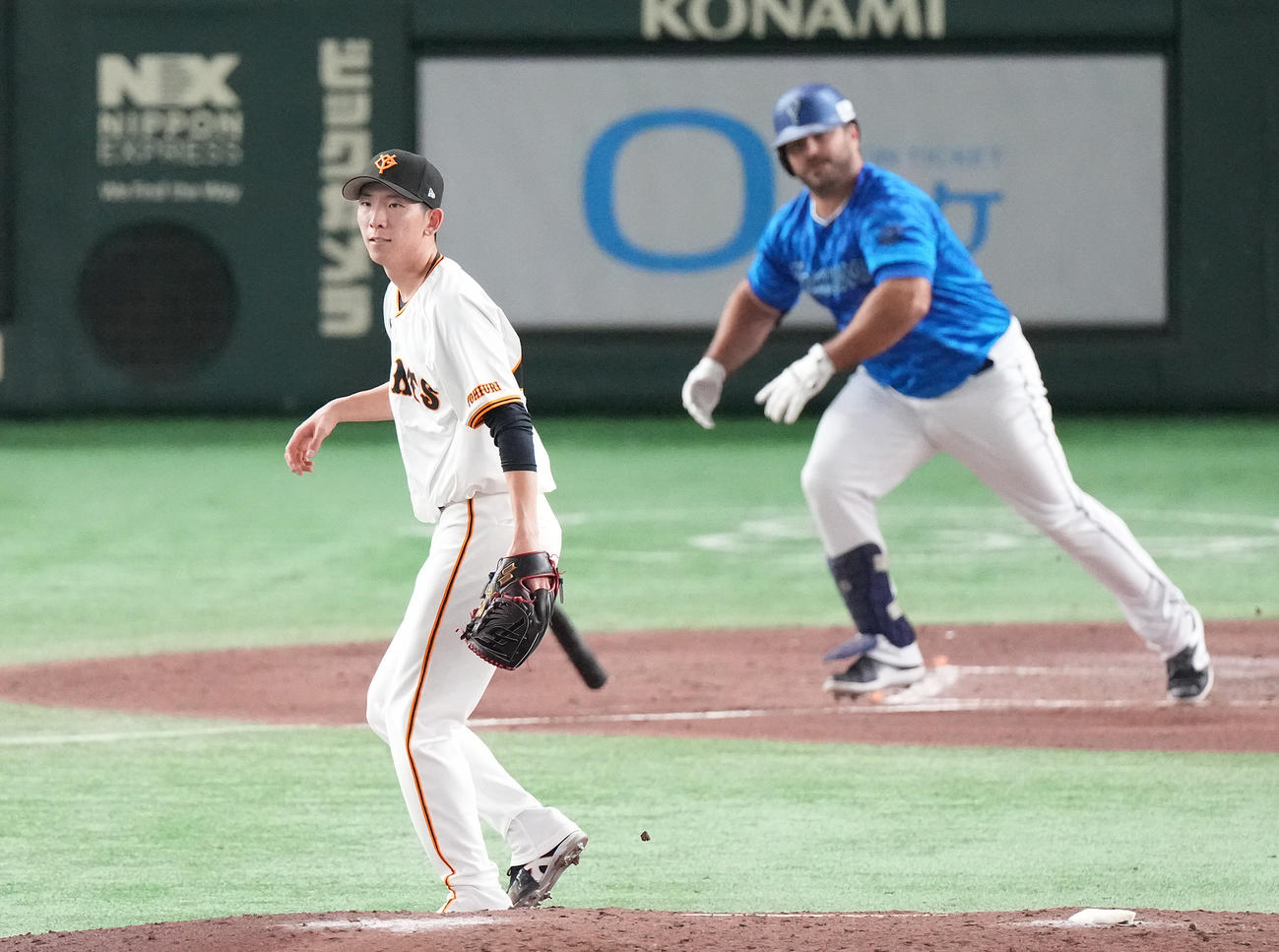 巨人対DeNA 5回表DeNA無死三塁、代打フォードに中前適時打を浴びる戸郷（撮影・鈴木みどり）