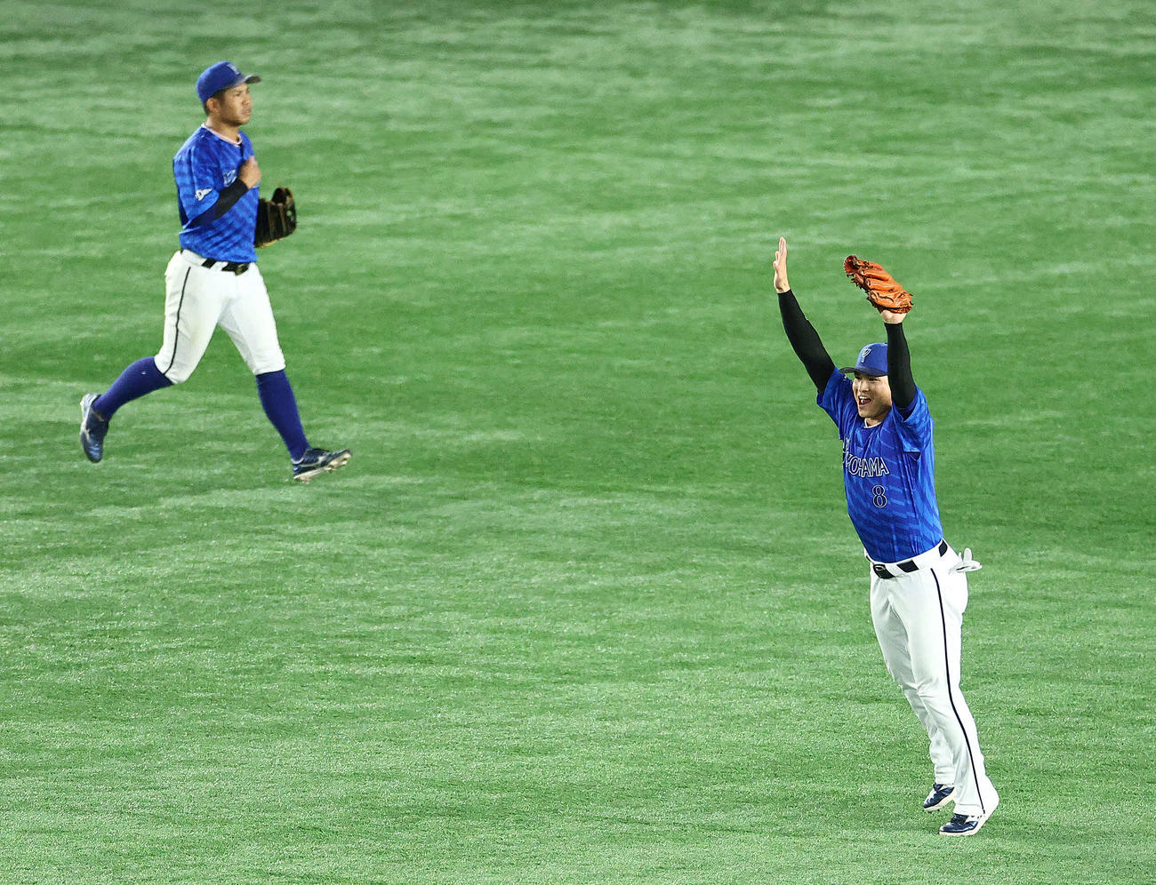 巨人対DeNA　最終打者の岡本和の中飛を捕球する神里（撮影・河田真司）