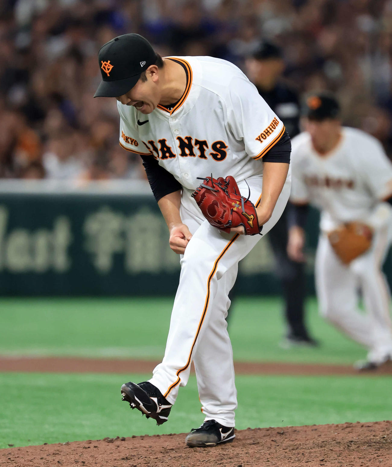 巨人対DeNA 8回表DeNA2死、梶原を三振に仕留め雄たけびを上げる菅野（撮影・浅見桂子）