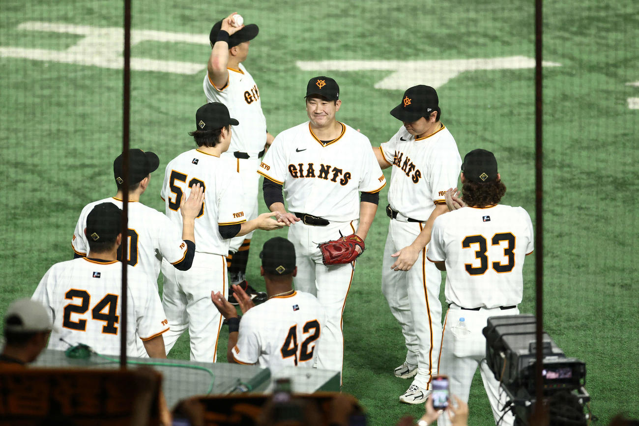 巨人対DeNA 8回表を抑え、笑顔でベンチに戻る菅野（中央）（撮影・河田真司）