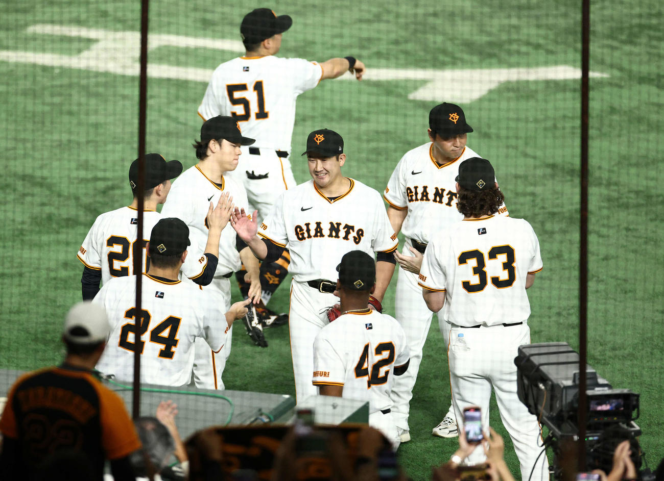 巨人対DeNA 8回表を抑え、笑顔でベンチに戻る菅野（中央）（撮影・河田真司）