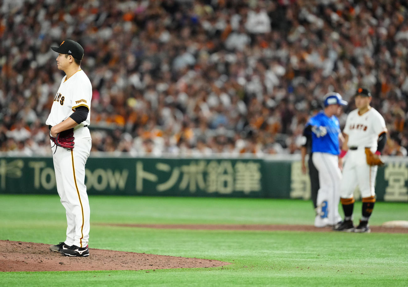 巨人対DeNA 9回表DeNA2死三塁、牧（後方左）に適時打を浴びた菅野（撮影・江口和貴）