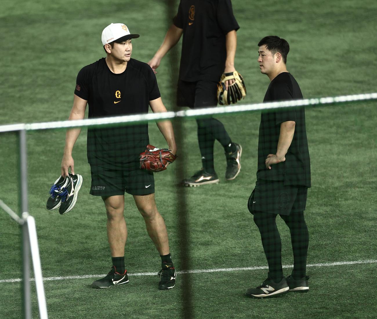巨人対DeNA　試合前、言葉を交わす巨人菅野（左）と岸田（撮影・河田真司）