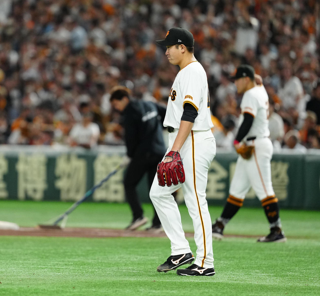 巨人対DeNA 8回表開始前、マウンドに向かう巨人6番手の菅野（撮影・江口和貴）