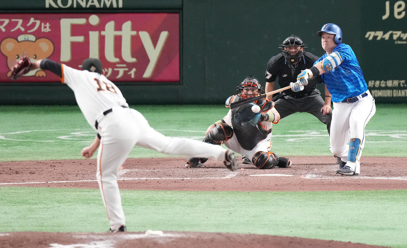 巨人対DeNA 9回表DeNA2死三塁、左前適時打を放つ牧。投手菅野（撮影・鈴木みどり）