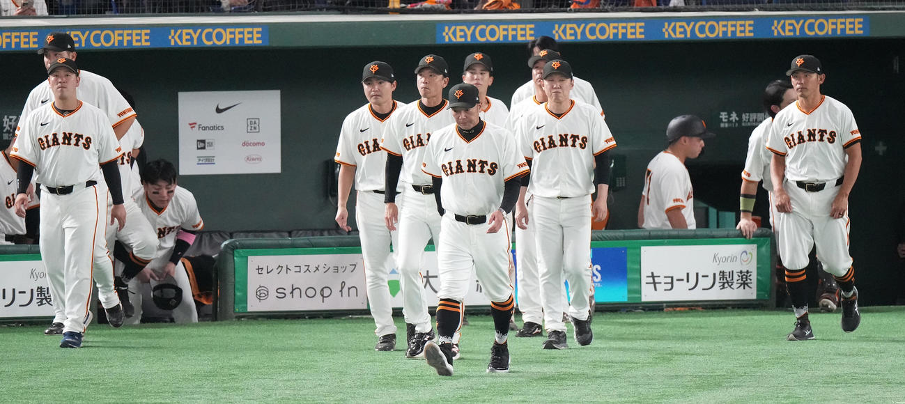 巨人対DeNA DeNAに敗れ日本シリーズ進出を逃し、ファンの前へあいさつへ向かう巨人阿部監督（中央）（撮影・鈴木みどり）