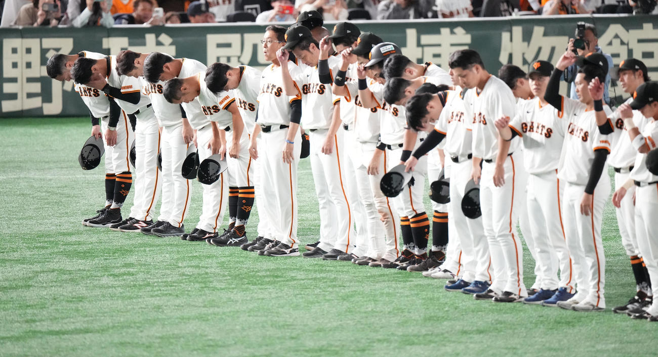 巨人対DeNA DeNAに敗れ日本シリーズ進出を逃し、ファンの前で一礼する巨人阿部監督（左）（撮影・鈴木みどり）