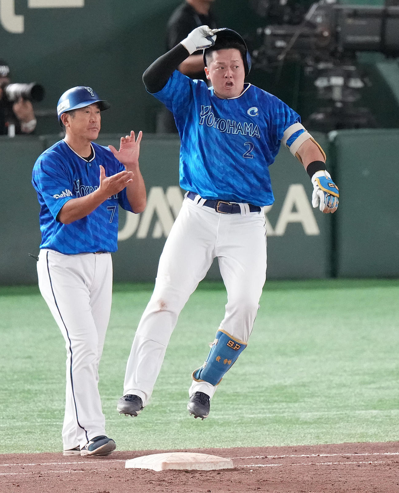 巨人対DeNA 9回表DeNA2死三塁、左前適時打を放ち喜ぶ牧（撮影・鈴木みどり）
