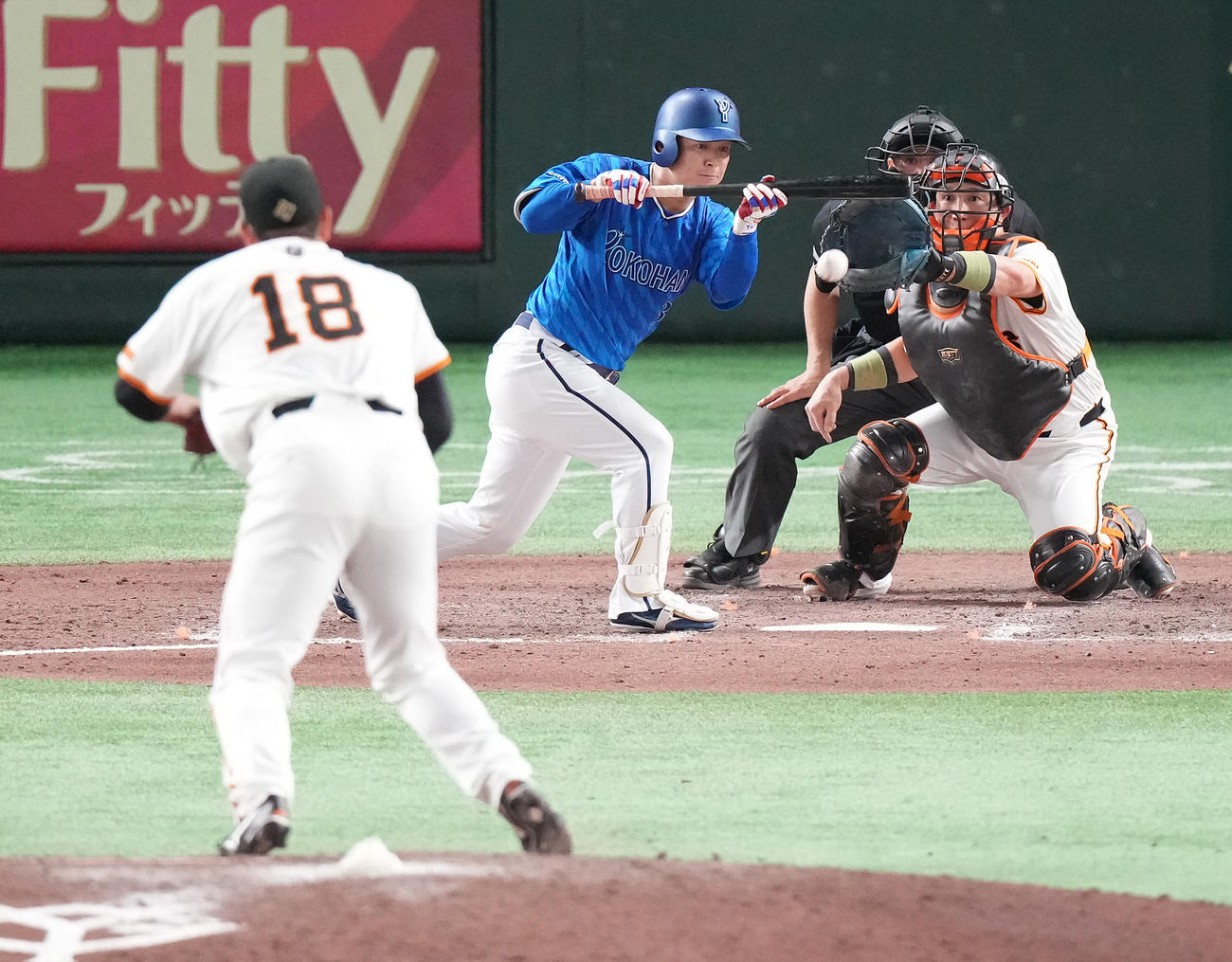 巨人対DeNA 9回表DeNA無死一塁、送りバントを決める代打柴田。投手菅野（撮影・鈴木みどり）