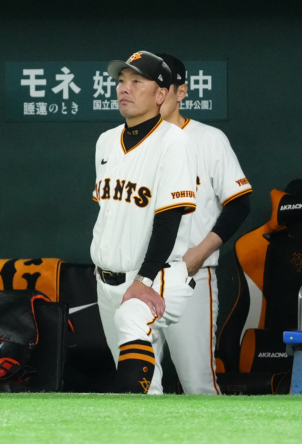 巨人対DeNA 9回裏、戦況を見つめる巨人阿部監督（撮影・江口和貴）
