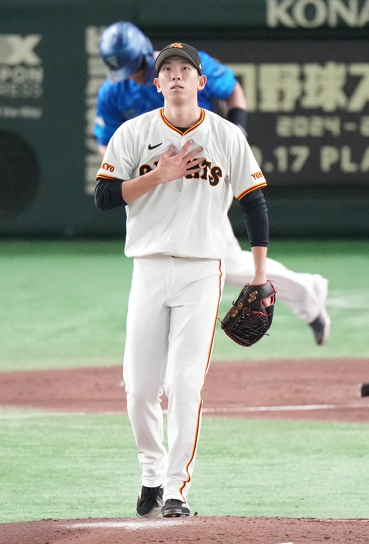 巨人対DeNA 4回表DeNA無死、オースティンを右飛に仕留める戸郷（撮影・鈴木みどり）
