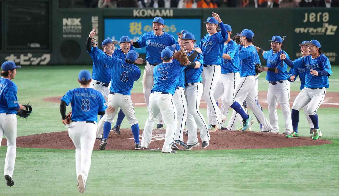 巨人対DeNA　巨人に勝利し日本シリーズ進出を決め、歓喜するDeNAナイン（撮影・鈴木みどり）