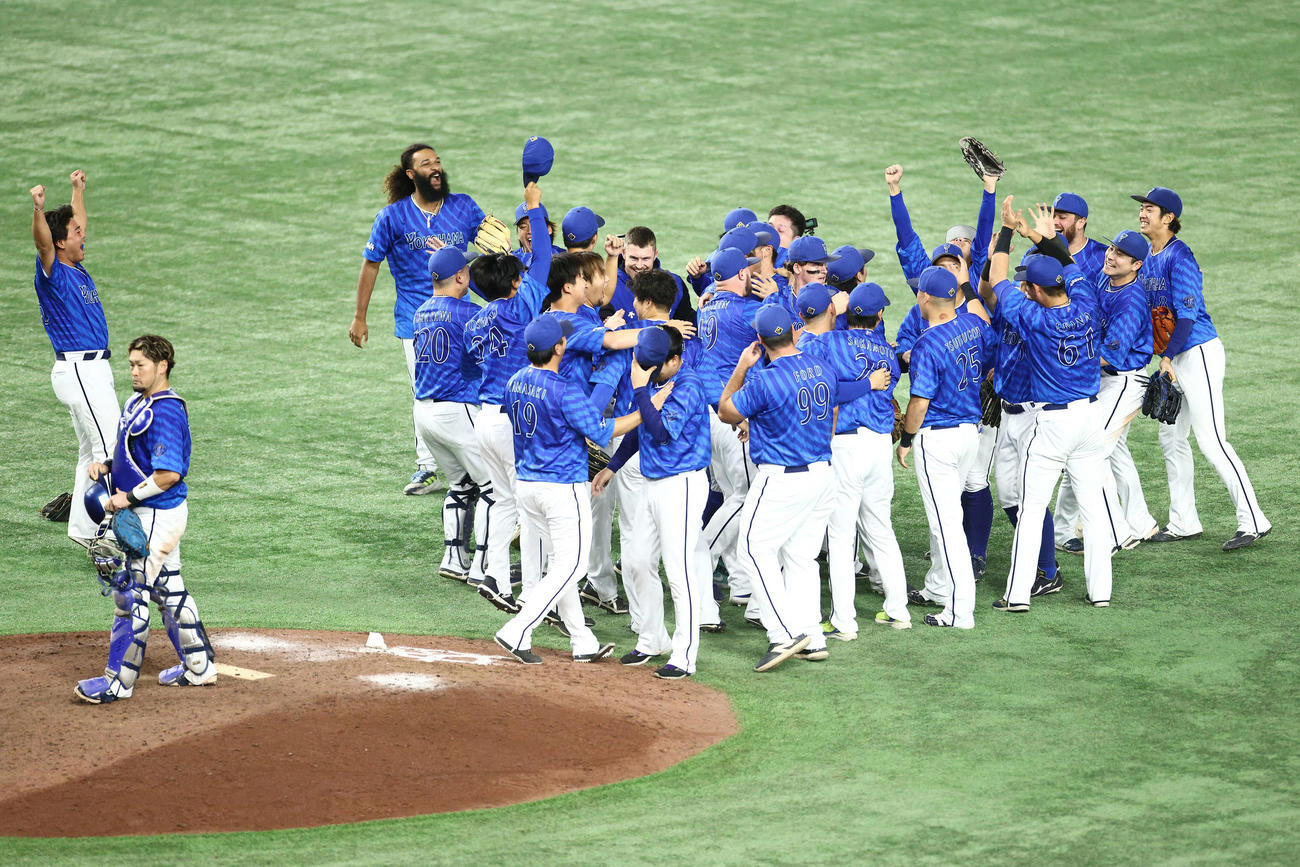 巨人対DeNA　巨人に勝利し日本シリーズ進出を決め、歓喜するDeNAナイン（撮影・河田真司）