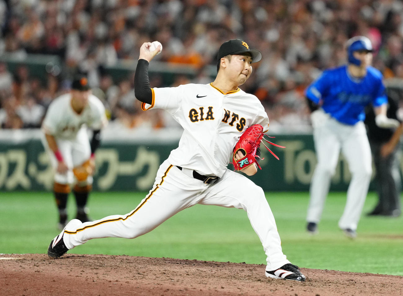 巨人対DeNA　巨人5番手の船迫（撮影・江口和貴）